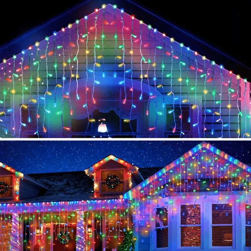 Fachadas de casas à noite com pisca-pisca cascata de LED colorido pendurado no beiral do telhado e nas janelas
