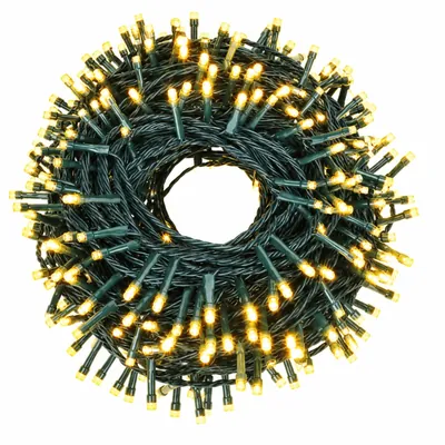 Cordão de pisca-pisca enrolado em círculo, com fio verde escuro trançado e muitos LEDs acesos em luz amarelada