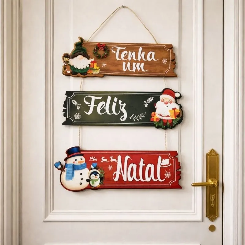 Placa de Natal de três tábuas com Tenha um Feliz Natal, gnomo, Papai Noel e boneco de neve, pendurada em porta branca