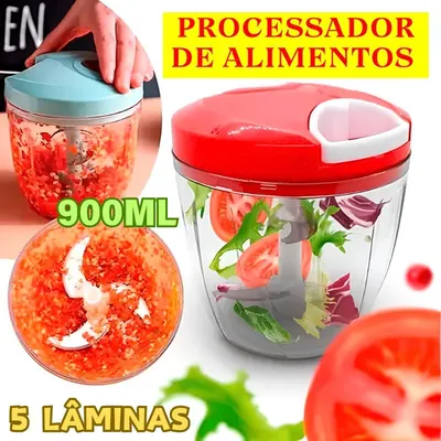 Triturador manual com tampa vermelha e pote transparente com tomate e folhas; versão de tampa azul e alimento picado