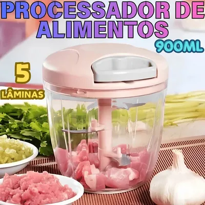 Processador manual com tampa rosa e pote transparente cheio de cubos de carne, ao lado de alho, salsinha e carne moída