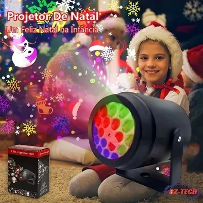 Projetor preto de LED com lentes coloridas lançando flocos de neve e desenhos natalinos na sala, com menina de gorro ao fundo