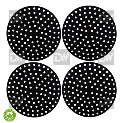 Quatro discos redondos pretos de silicone com furos brancos distribuídos por toda a superfície