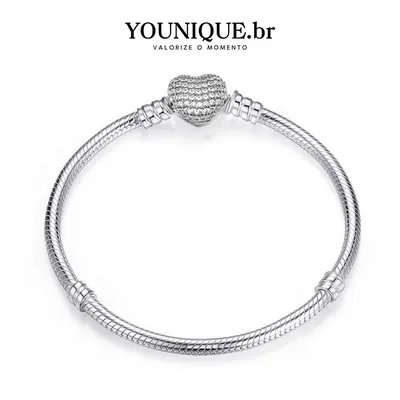 Pulseira prateada de corrente tipo cobrinha com fecho em forma de coração coberto de pedrinhas claras
