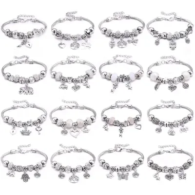 Dezesseis pulseiras prateadas de berloques com contas, corações, chaves, corujas, árvore da vida e borboletas