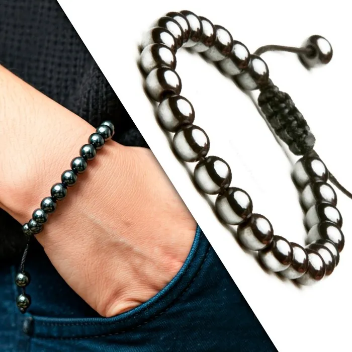 Pulseira de contas redondas de hematita cinza-metálica com fecho de macramê preto, no pulso e em close