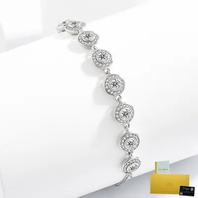 Pulseira prateada com elos redondos de pedras em halo sobre suporte branco e cartões de certificado GRA