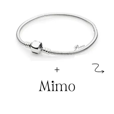 Pulseira prateada de corrente cobra com fecho cilíndrico liso e roscas perto das pontas, sobre fundo branco