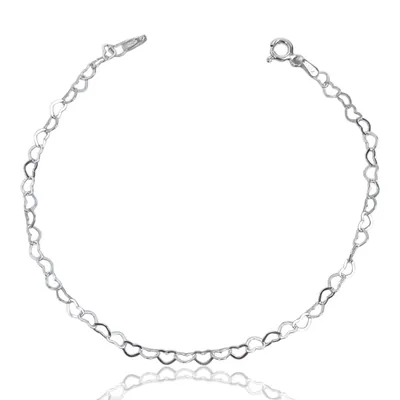 Pulseira prateada de elos em forma de coração vazado, com fecho de argola de mola e plaquinha na ponta