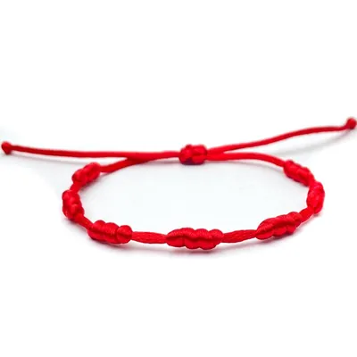 Pulseira de cordão vermelho brilhante com sete nós espaçados e fecho de nó deslizante sobre fundo branco