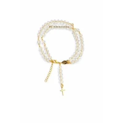 Pulseira terço de várias voltas de contas de cristal transparente com elos dourados, medalha oval e cruz pendurada