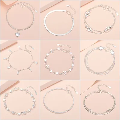 Nove modelos de pulseiras de prata finas, com coração, estrelas, bolinhas e fios múltiplos, em fundo rosa