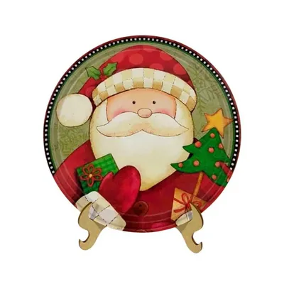 Placa redonda com Papai Noel ilustrado de gorro de bolinhas segurando presente, sobre cavalete de madeira clara