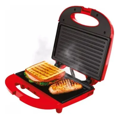 Sanduicheira grill vermelha aberta com sanduíche tostado e filé de frango grelhado sobre a chapa preta