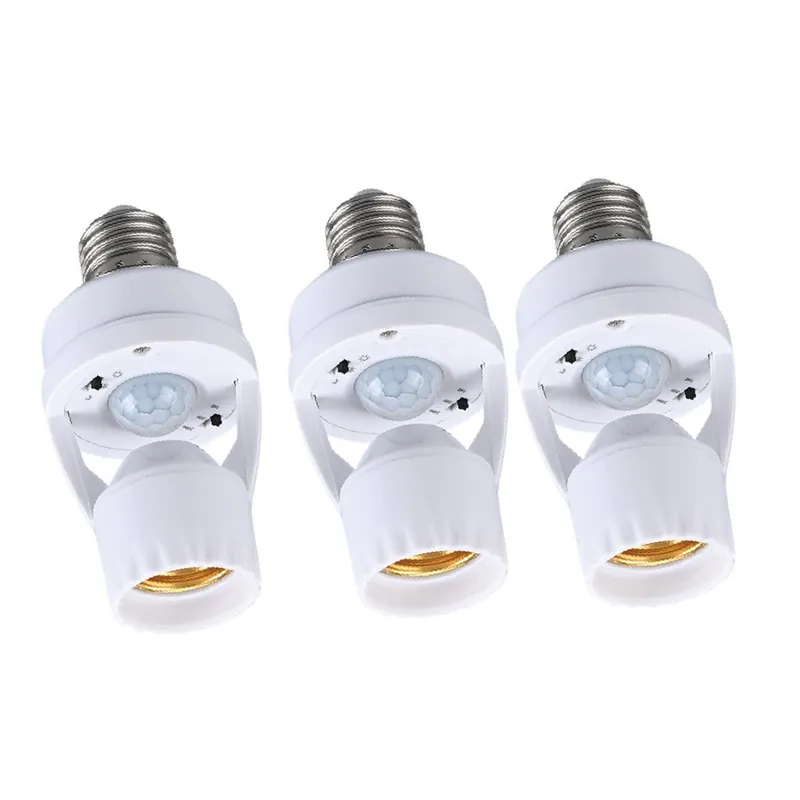 Três adaptadores brancos de soquete E27 com sensor de presença redondo no centro e rosca metálica no topo