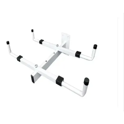 Suporte branco de parede para micro-ondas com braços tubulares e ponteiras pretas, sobre fundo branco