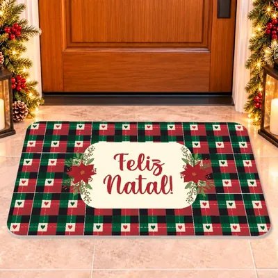 Tapete xadrez vermelho, verde e preto com a frase Feliz Natal e flores bico-de-papagaio diante de porta de madeira