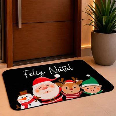 Tapete preto com Feliz Natal, boneco de neve, Papai Noel, rena e duende diante de porta de madeira com vaso de planta