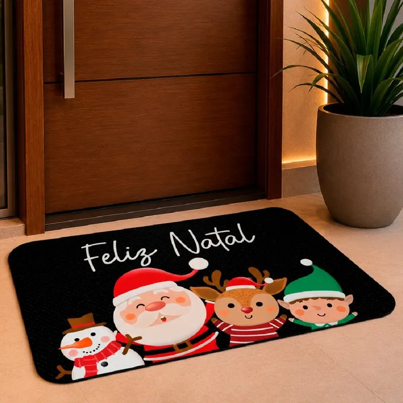 Tapete preto com Feliz Natal, boneco de neve, Papai Noel, rena e duende diante de porta de madeira com vaso de planta