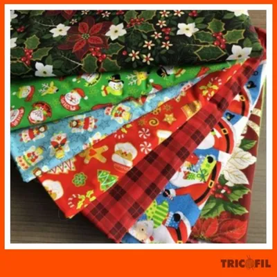 Recortes de tecido natalino dobrados em leque: bico-de-papagaio, Papai Noel, biscoitos e xadrez vermelho e preto