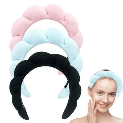 Três tiaras fofas em formato de nuvem nas cores rosa, azul-claro e preta, e mulher usando a azul enquanto passa creme