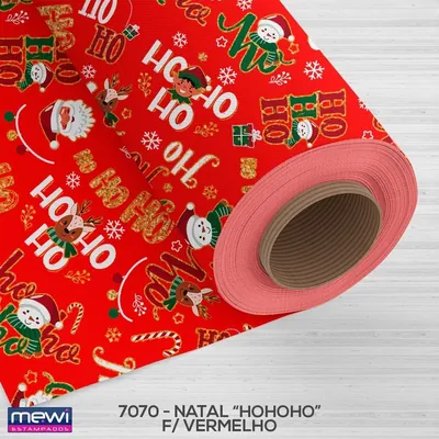 Rolo de TNT vermelho estampado com Ho Ho Ho, Papai Noel, renas, bonecos de neve e bengalas sobre piso claro