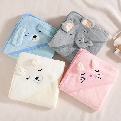 Quatro toalhas infantis dobradas com capuz de bichinho: cachorro azul, elefante cinza, urso creme e gato rosa