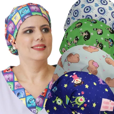 Mulher de touca cirúrgica estampada com personagens coloridos, ao lado de toucas com olho grego, capivaras e estrelas