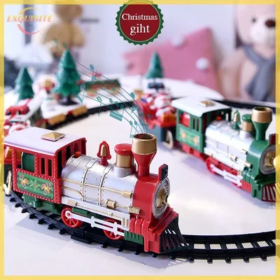 Trem de brinquedo natalino vermelho e prateado sobre trilho preto circular, com vagões de Papai Noel e pinheiros ao fundo