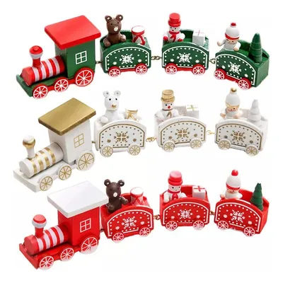 Três trenzinhos de madeira de Natal, verde, branco com dourado e vermelho, com vagões levando urso, boneco de neve e pinheiro
