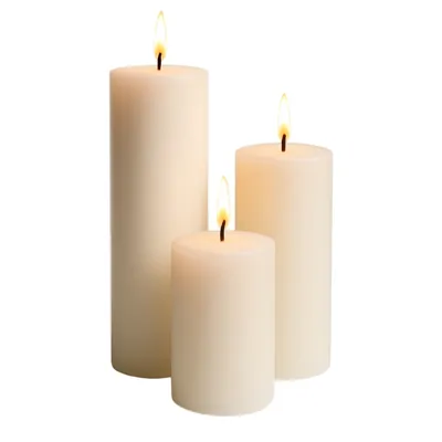 Três velas cilíndricas cor marfim de alturas diferentes, acesas, agrupadas sobre fundo branco