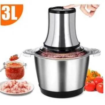 Triturador elétrico com tigela de inox e alças, motor cilíndrico no topo, carne moída, molho de pimenta e tomates ao lado