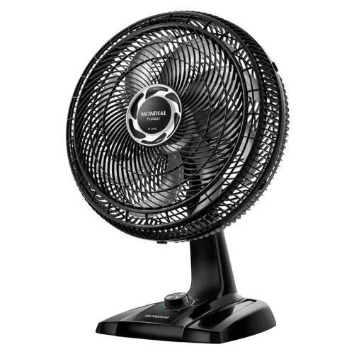 Ventilador de mesa preto com grade em espiral, emblema prateado no centro, coluna curva e botão giratório na base
