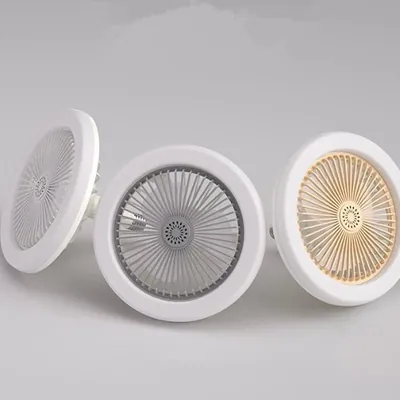 Três ventiladores de teto redondos e brancos, um com grade cinza, um com luz amarela acesa e um de lado mostrando a rosca
