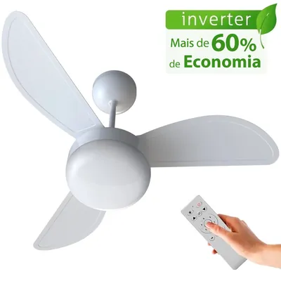 Ventilador de teto branco de três pás com cúpula arredondada no centro e mão segurando controle remoto branco