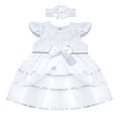 Vestido branco de bebê com corpo de renda, laço de cetim, saia em camadas e faixa de cabelo com flor