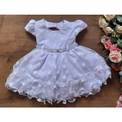 Vestido de bebê branco com mangas bufantes, brilhos no peito, cinto de pérolas e saia de tule de poá com babados