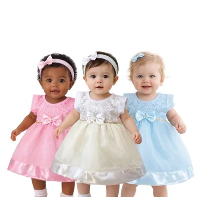 Três bebês com vestidos de corpo de renda, laço de cetim e saia de tule, nas cores rosa, marfim e azul-claro