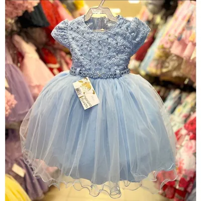 Vestido infantil azul bebê no cabide, corpo com ramos bordados e pérolas, cinto perolado e saia de tule ondulada