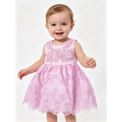 Bebê sorrindo com vestido rosa lilás sem mangas, flores em relevo com pérolas no peito e saia curta bordada