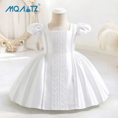 Vestido infantil branco acetinado em manequim, com decote quadrado, manga bufante, faixa bordada vertical e saia pregueada