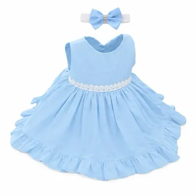 Vestido infantil azul claro sem mangas com renda branca na cintura e babado na barra, ao lado de tiara com laço azul