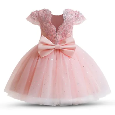 Vestido infantil rosé de costas, com mangas de renda bordada, decote em V, laço grande e saia de tule com brilho