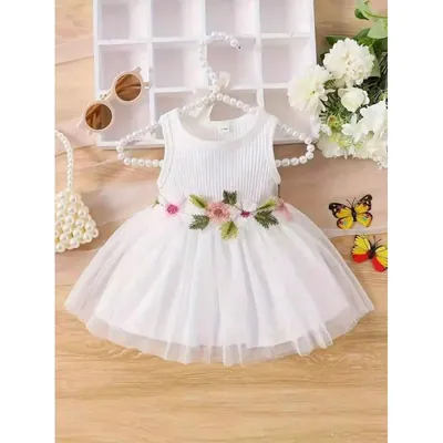 Vestido branco de bebê com corpo canelado, saia de tule e flores rosa bordadas na cintura, em cabide de pérolas