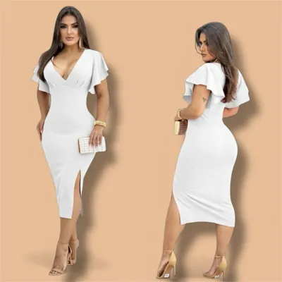 Modelo de frente e de costas com vestido branco midi justo, decote em V, mangas curtas babadas e fenda na perna