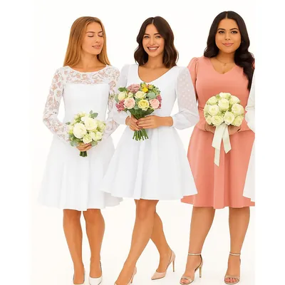 Três mulheres com buquês; a do centro usa vestido branco rodado com decote em V e mangas longas de tule com bolinhas