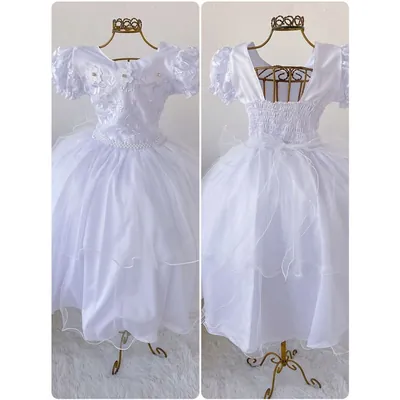Vestido infantil branco em manequim dourado, de frente e de costas, com corpo bordado, cinto de pérolas e saia de tule