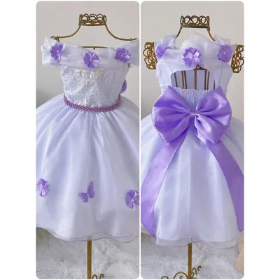 Vestido infantil branco com flores lilás nos ombros e na saia, cinto de contas lilás e grande laço lilás nas costas