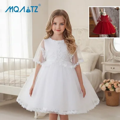 Menina com vestido branco rodado de renda e capinha transparente; no detalhe, versão vermelha em manequim