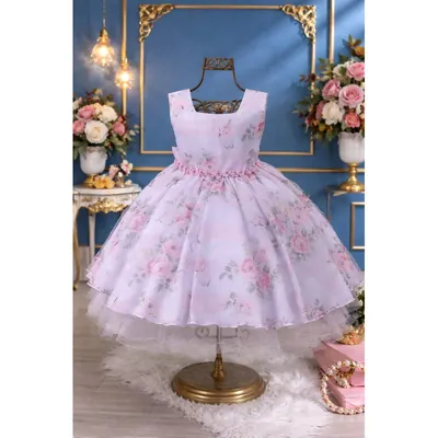 Vestido infantil lilás com estampa de rosas, cintura de flores aplicadas e anágua branca, em manequim dourado